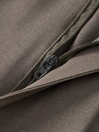 Pantalón regular esencial marrón oscuro con cremallera metálica visible