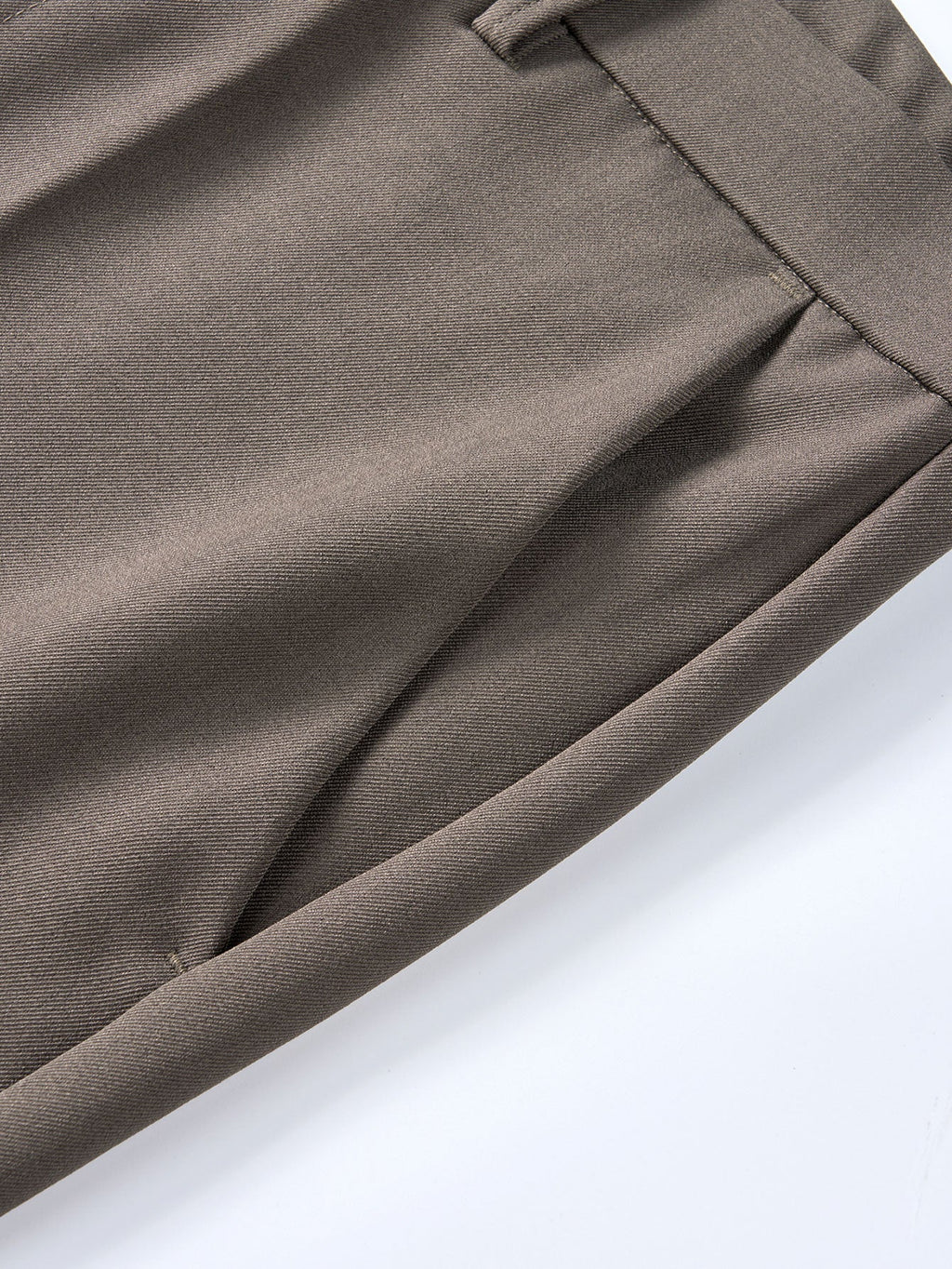 Pantalón regular esencial marrón oscuro con pliegue frontal y costuras laterales