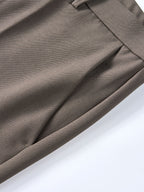 Pantalón regular esencial marrón oscuro con pliegue frontal y costuras laterales