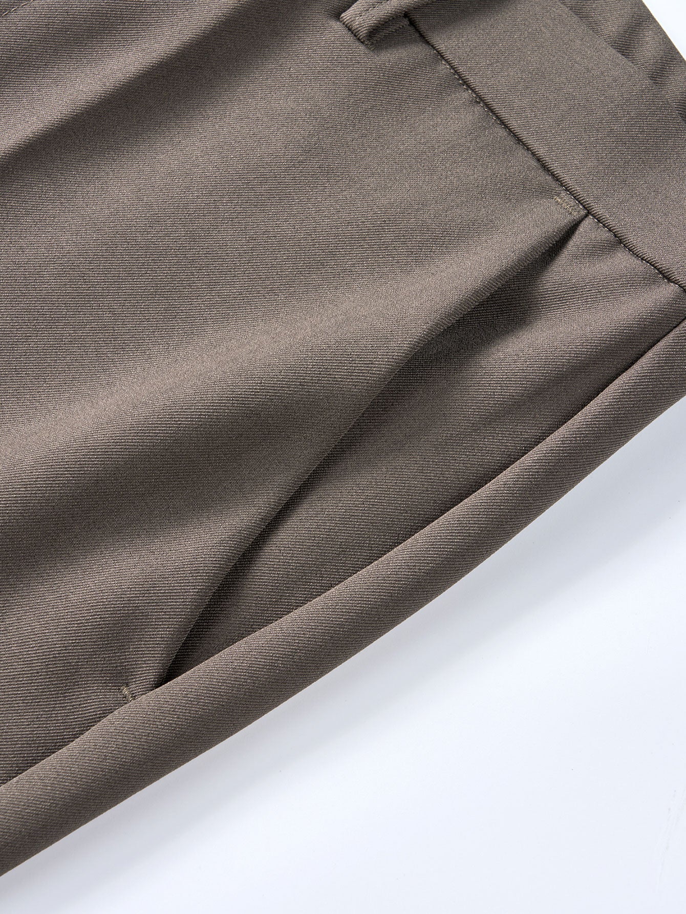 Pantalón regular esencial marrón oscuro con pliegue frontal y costuras laterales