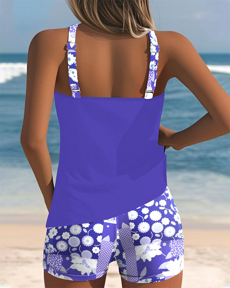 Bikini de dos piezas morado visto por detrás con short estampado floral blanco y azul