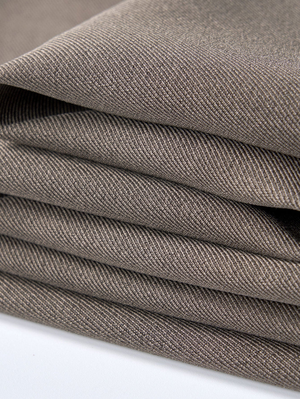 Tela del pantalón regular esencial marrón oscuro con textura tejida