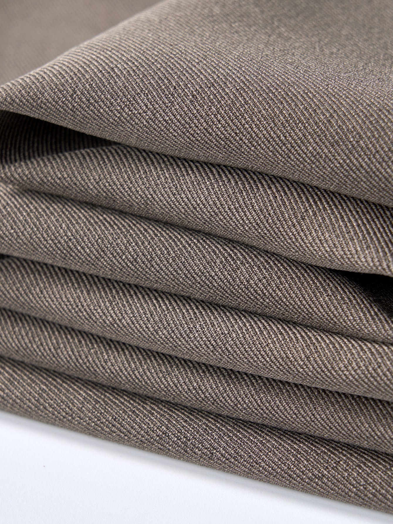 Tela del pantalón regular esencial marrón oscuro con textura tejida