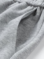 Tela de pantalón cargo gris claro con costuras y dobladillo del bajo
