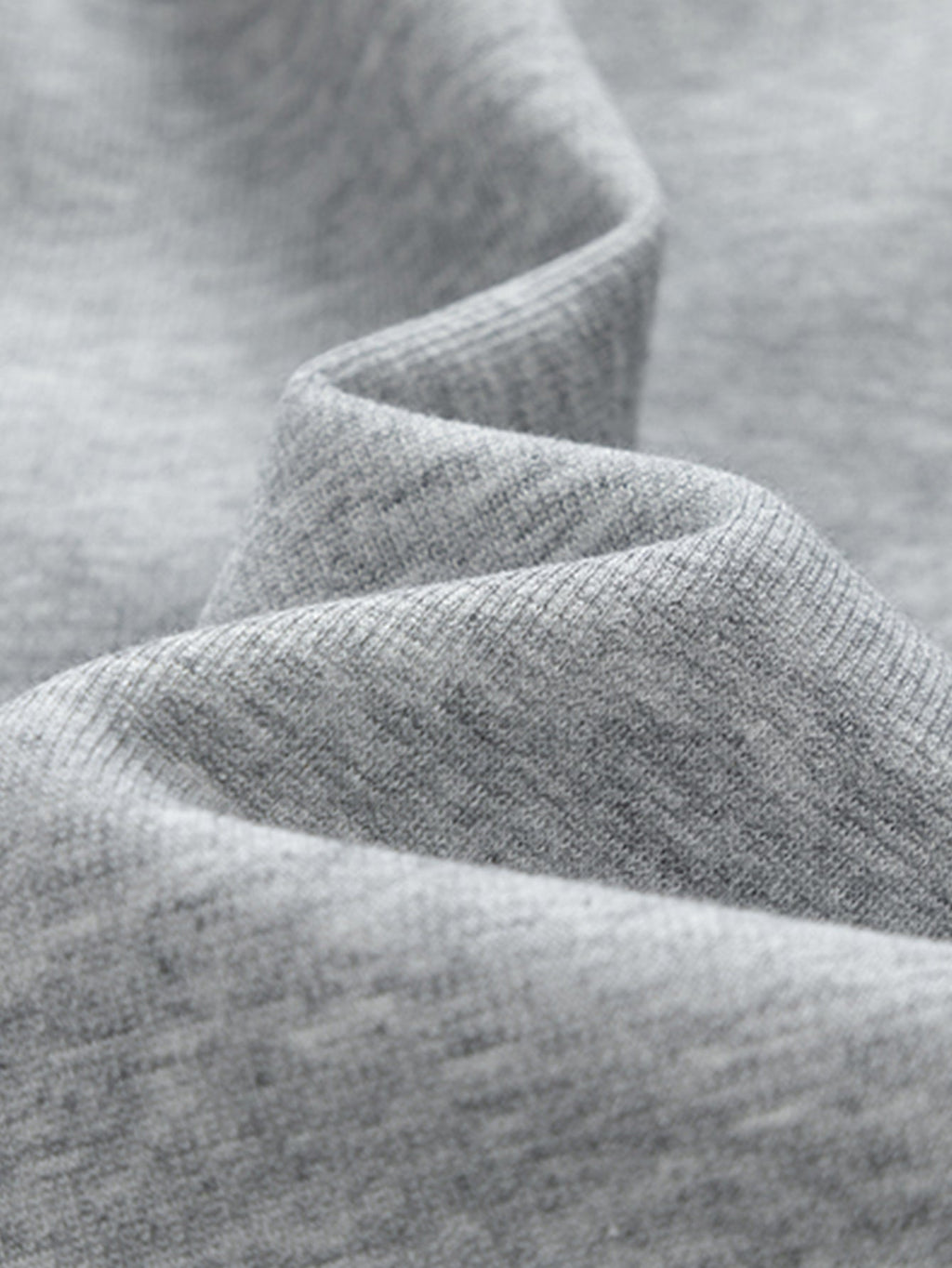 Pantalón cargo gris claro, tejido elástico y costuras visibles