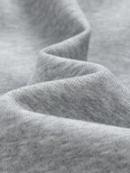 Pantalón cargo gris claro, tejido elástico y costuras visibles