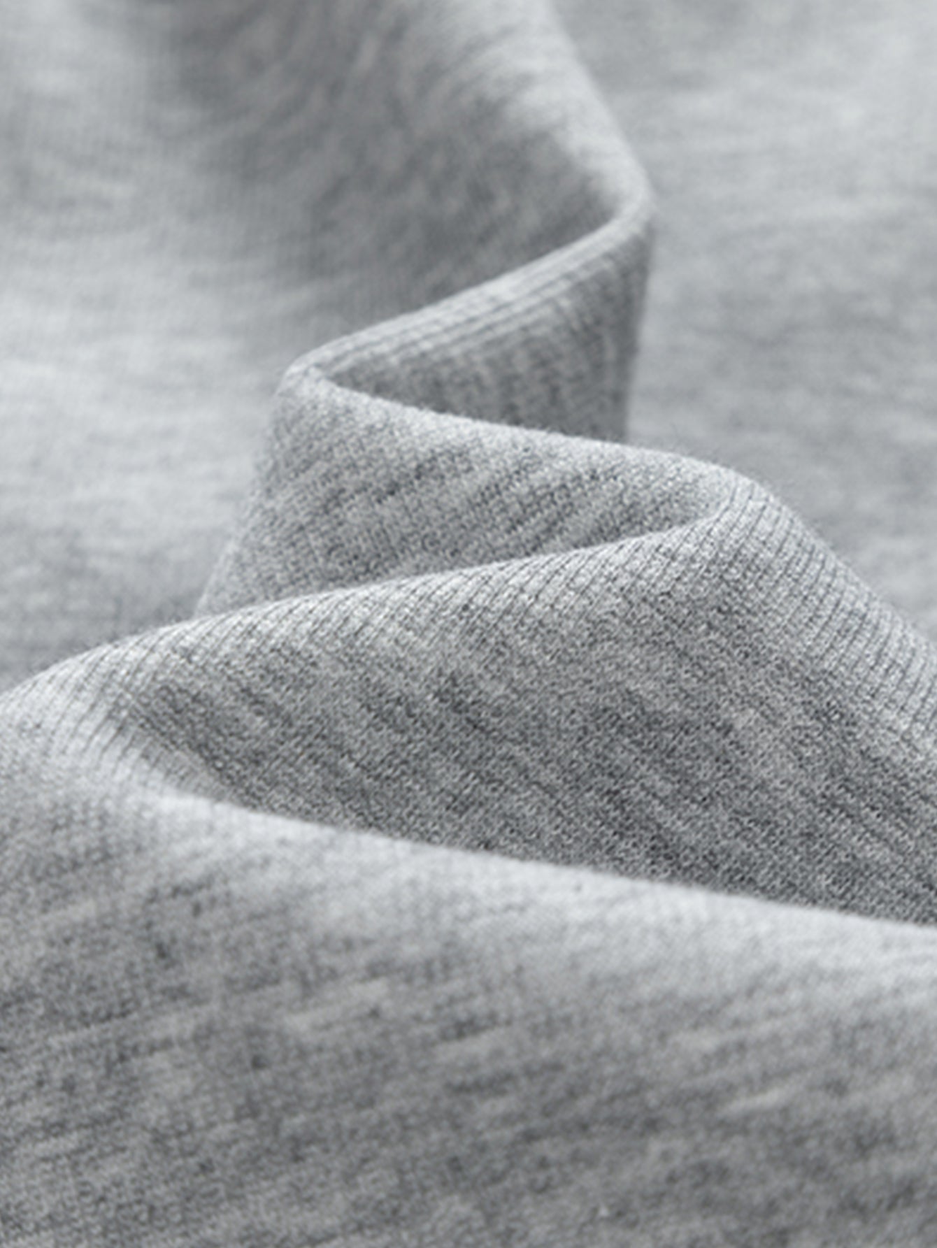 Pantalón cargo gris claro, tejido elástico y costuras visibles