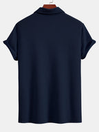 Polo Monaco azul marino de manga corta con cuello y parte trasera lisa.