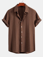 Camisa abotonada marrón jacquard rombos con cuello y botones, conjunto con pantalón