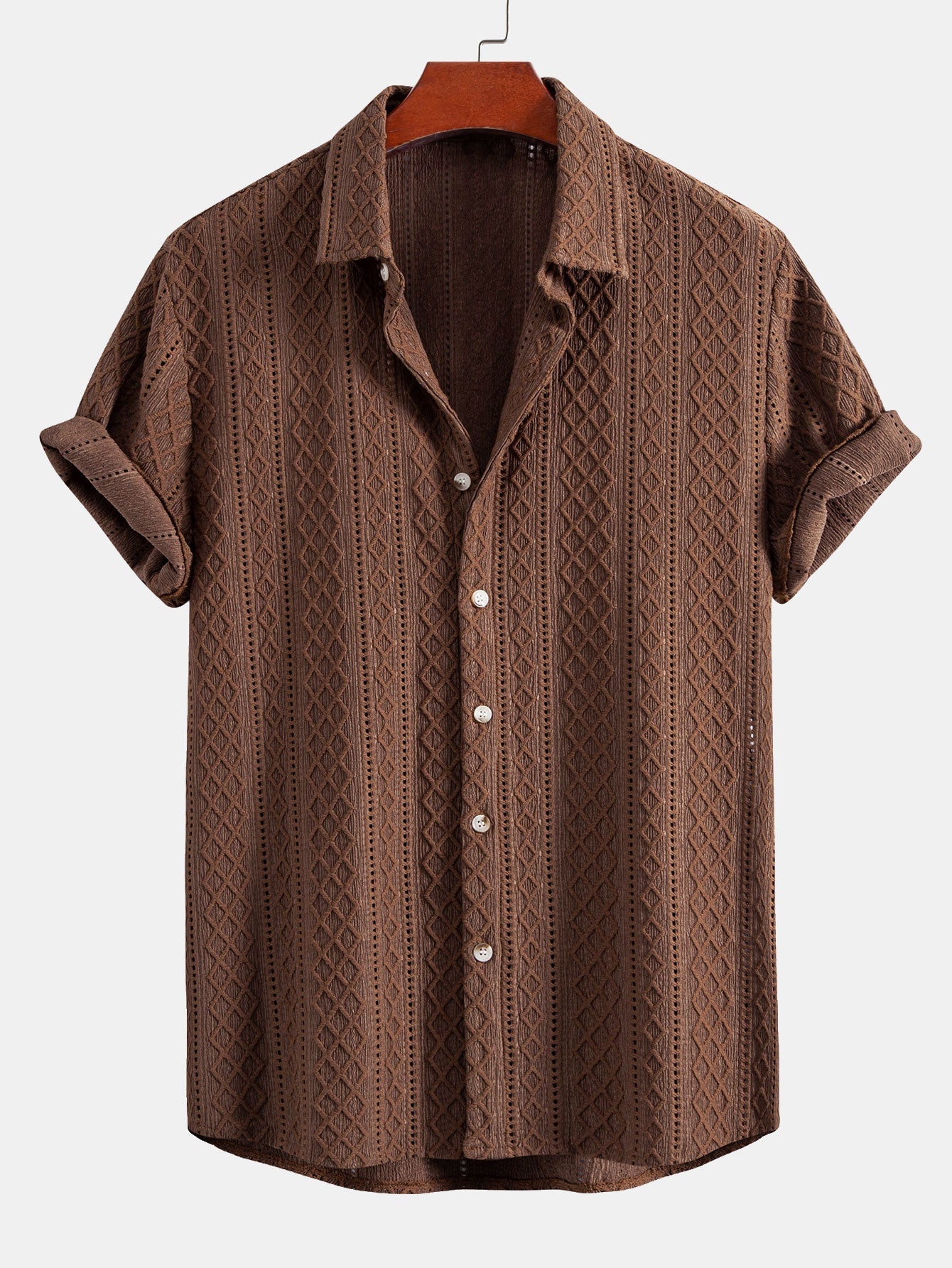 Camisa abotonada marrón jacquard rombos con cuello y botones, conjunto con pantalón