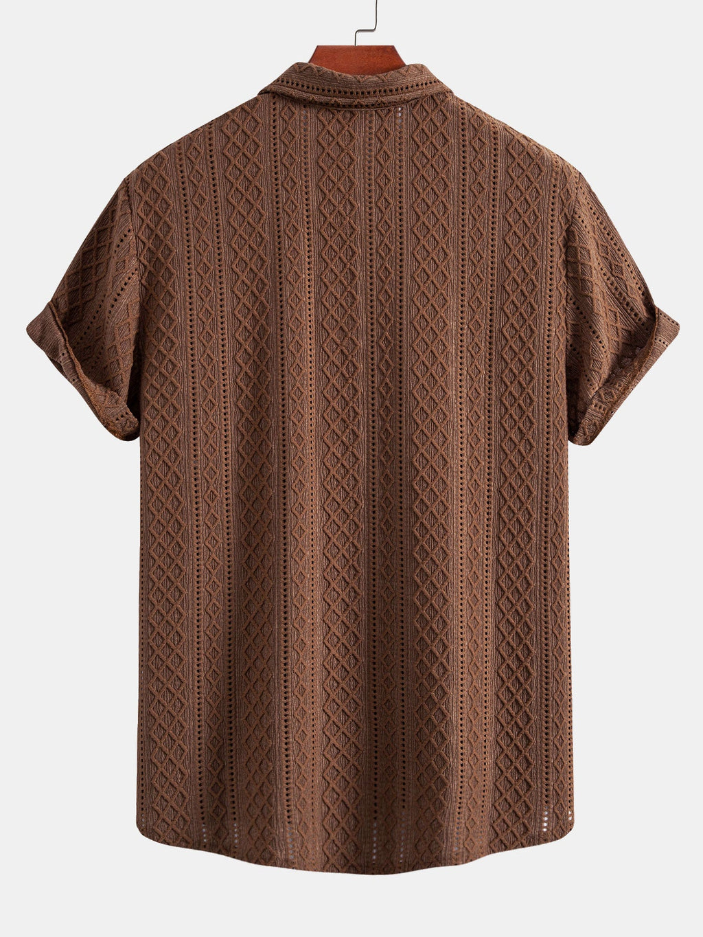 Camisa abotonada marrón jacquard rombos y pantalón recto marrón, vista trasera