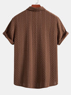 Camisa abotonada marrón jacquard rombos y pantalón recto marrón, vista trasera