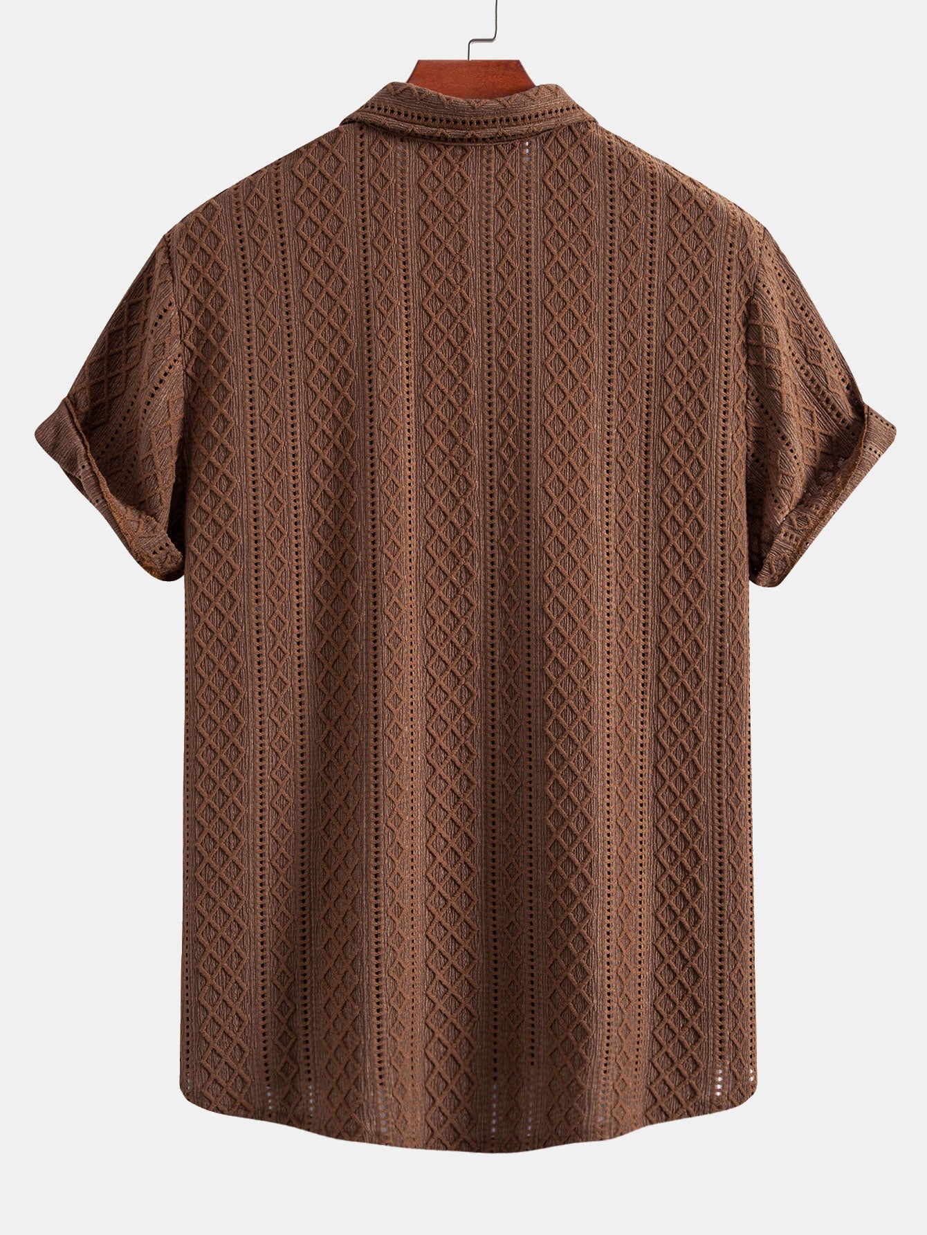 Camisa abotonada marrón jacquard rombos y pantalón recto marrón, vista trasera