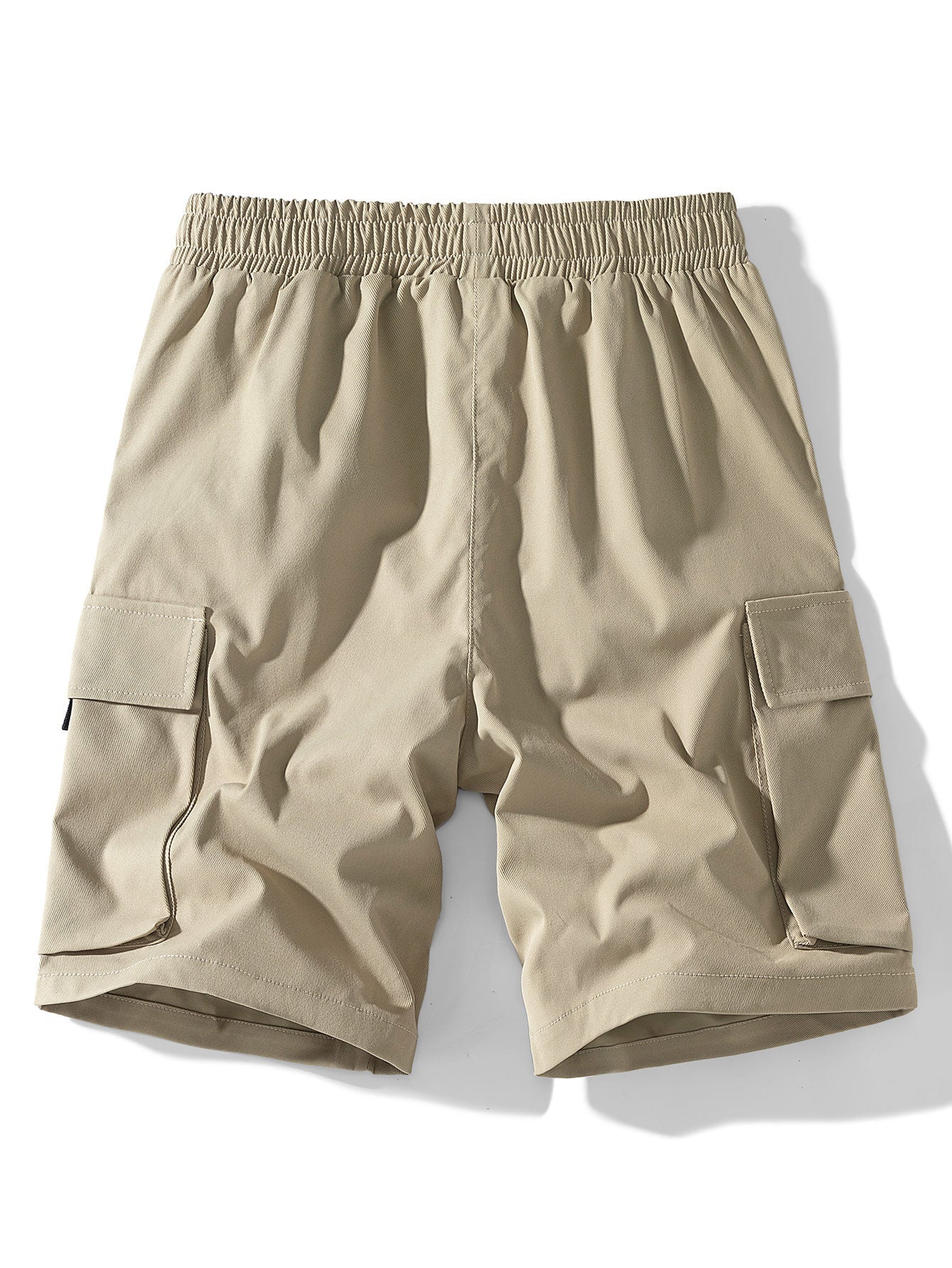 Pantalón corto de tela color arena, cintura elástica y bolsillos cargo laterales.