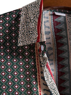 Detalle del cuello y botones de camisa estampada; borde rojo y patrón geométrico.
