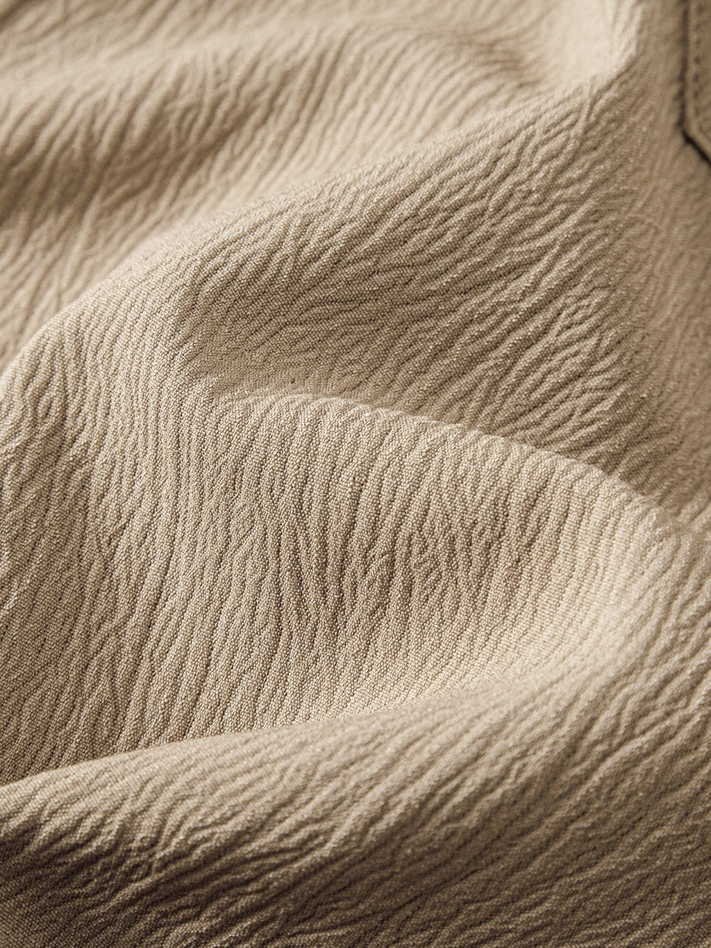 Pantalón corto beige con acabado arrugado y textura de la tela