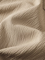 Pantalón corto beige con acabado arrugado y textura de la tela