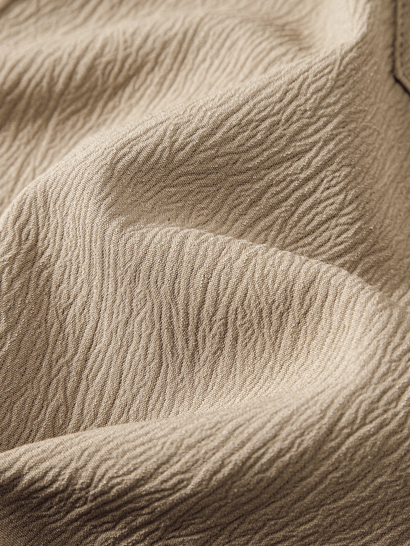 Pantalón corto beige con acabado arrugado y textura de la tela