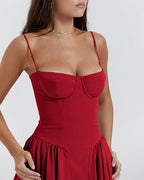 Vestido rojo entallado con tirantes finos, escote con costuras y falda con frunces