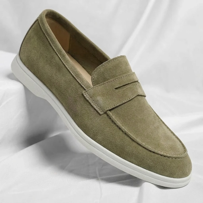 Zapatillas tipo mocasín PENNY para hombre color caqui, con costuras y suela blanca