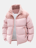 Chaqueta acolchada rosa con capucha acanalada, cierre frontal y paneles patchwork