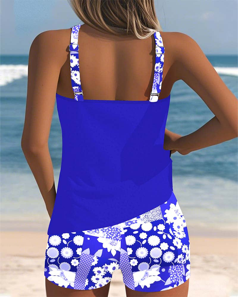 Bikini de dos piezas azul rey visto por detrás con short estampado floral