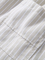 Pantalón de lino a rayas beige en detalle: dobladillo y costuras finas