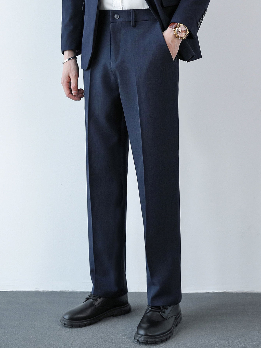 Pantalón regular azul marino, tiro medio y pierna recta con trabillas