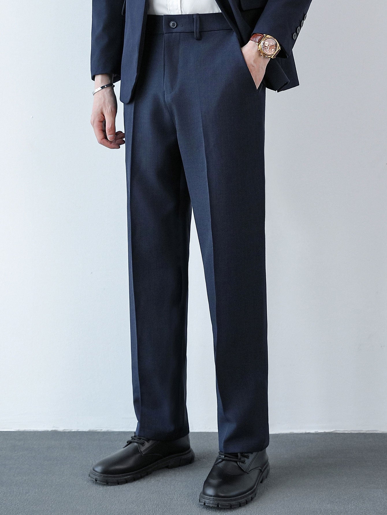 Pantalón regular azul marino, tiro medio y pierna recta con trabillas