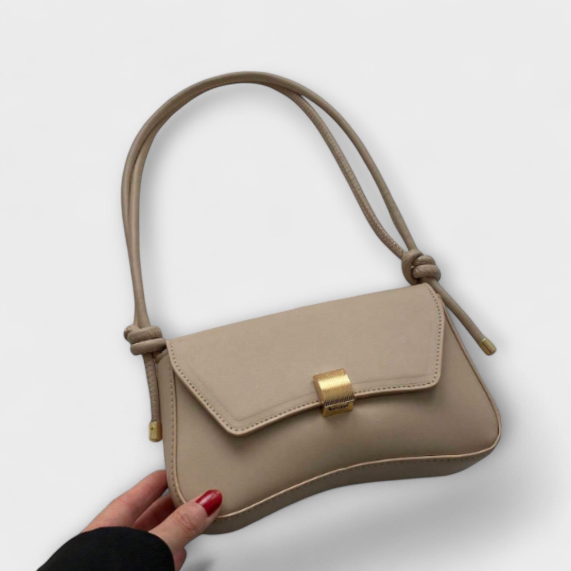 Bolso mini con solapa y hebilla dorada, asas trenzadas, color marrón claro.
