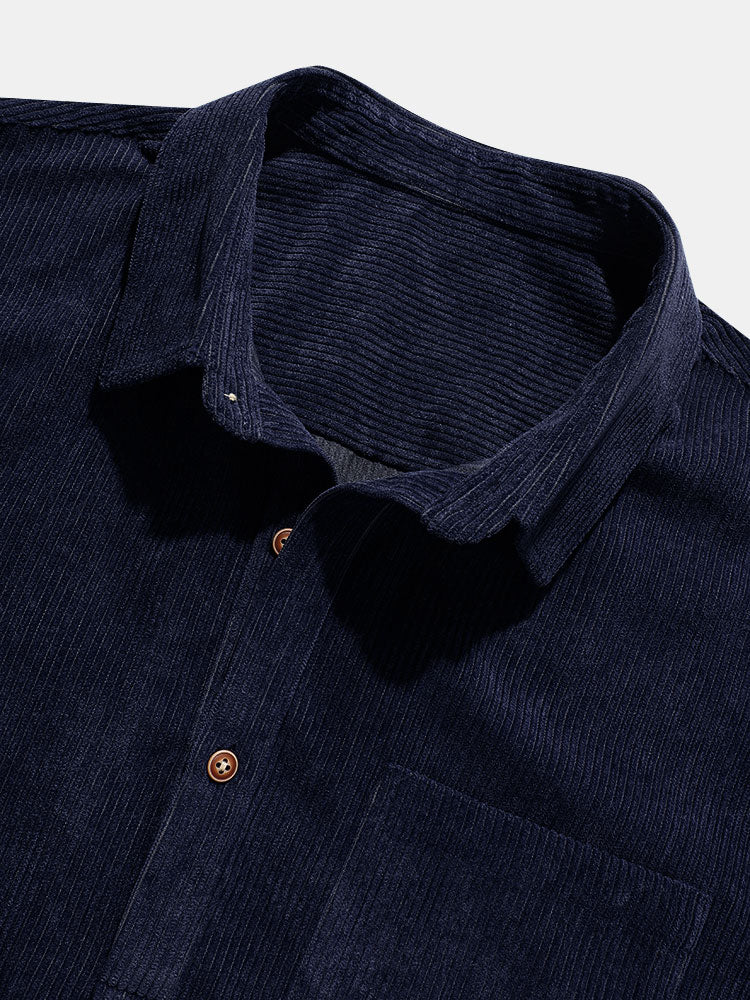 Camisa tipo polo azul oscuro: cuello con botones y placket con detalle de costuras