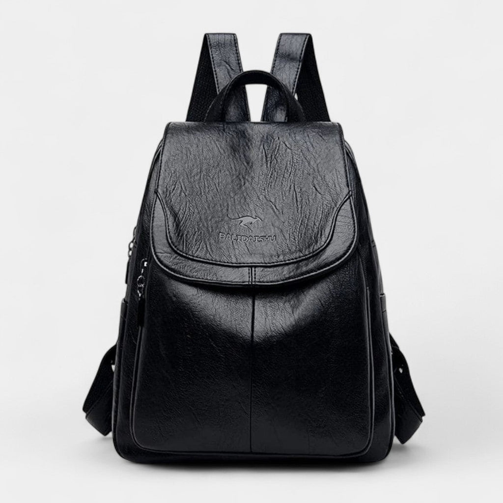 Mochila negra con solapa frontal redondeada y tirantes ajustables, bolsillo lateral con cremallera