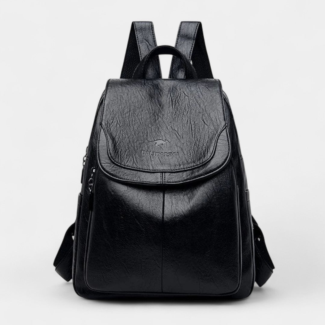 Mochila negra con solapa frontal redondeada y tirantes ajustables, bolsillo lateral con cremallera