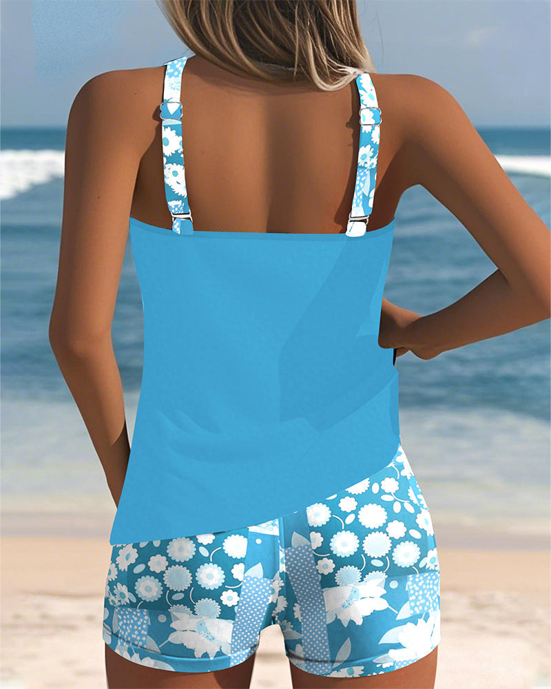 Bikini de dos piezas azul claro visto por detrás con short estampado floral