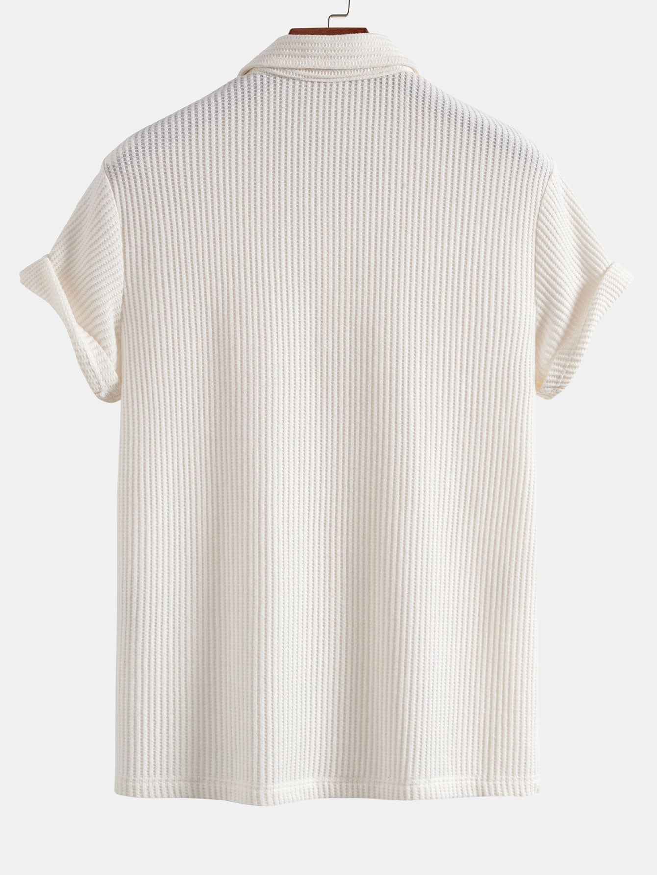 Polo blanco roto de espalda con cuello camisero y manga corta