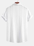 Conjunto de camisa abotonada blanca jacquard rombos y pantalón blanco, vista trasera