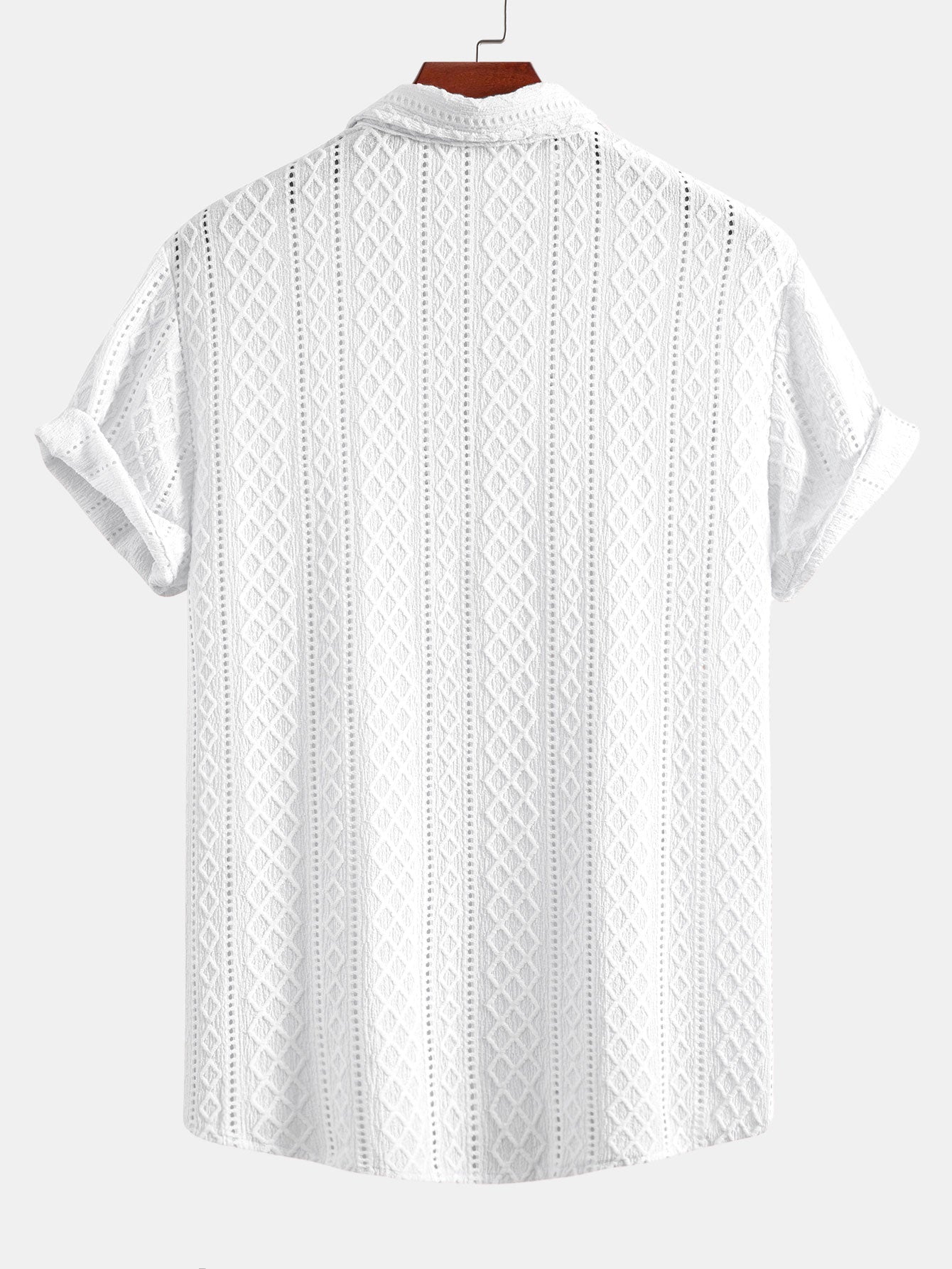 Conjunto de camisa abotonada blanca jacquard rombos y pantalón blanco, vista trasera