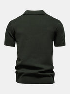Polo verde oscuro de manga corta, vista trasera con cuello camisero y bajo fruncido.