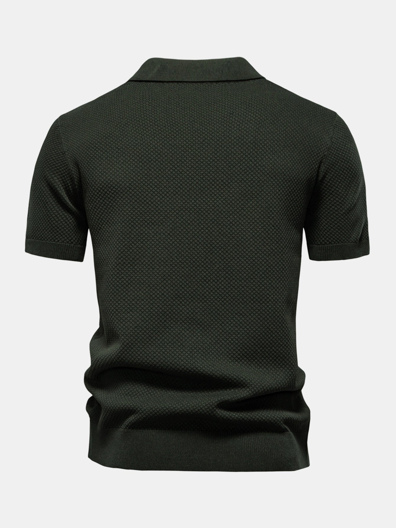 Polo verde oscuro de manga corta, vista trasera con cuello camisero y bajo fruncido.