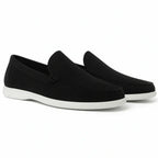 Mocasines casuales de ante negro con costuras y suela blanca de goma