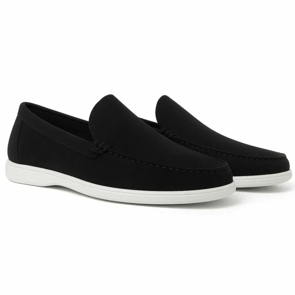 Mocasines casuales de ante negro con costuras y suela blanca de goma