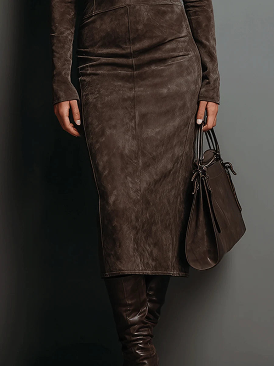 Vestido midi de ante marrón oscuro, costuras al centro y dobladillo recto