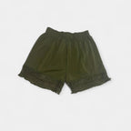 Shorts verdes con cintura elástica y bordado calado en el bajo