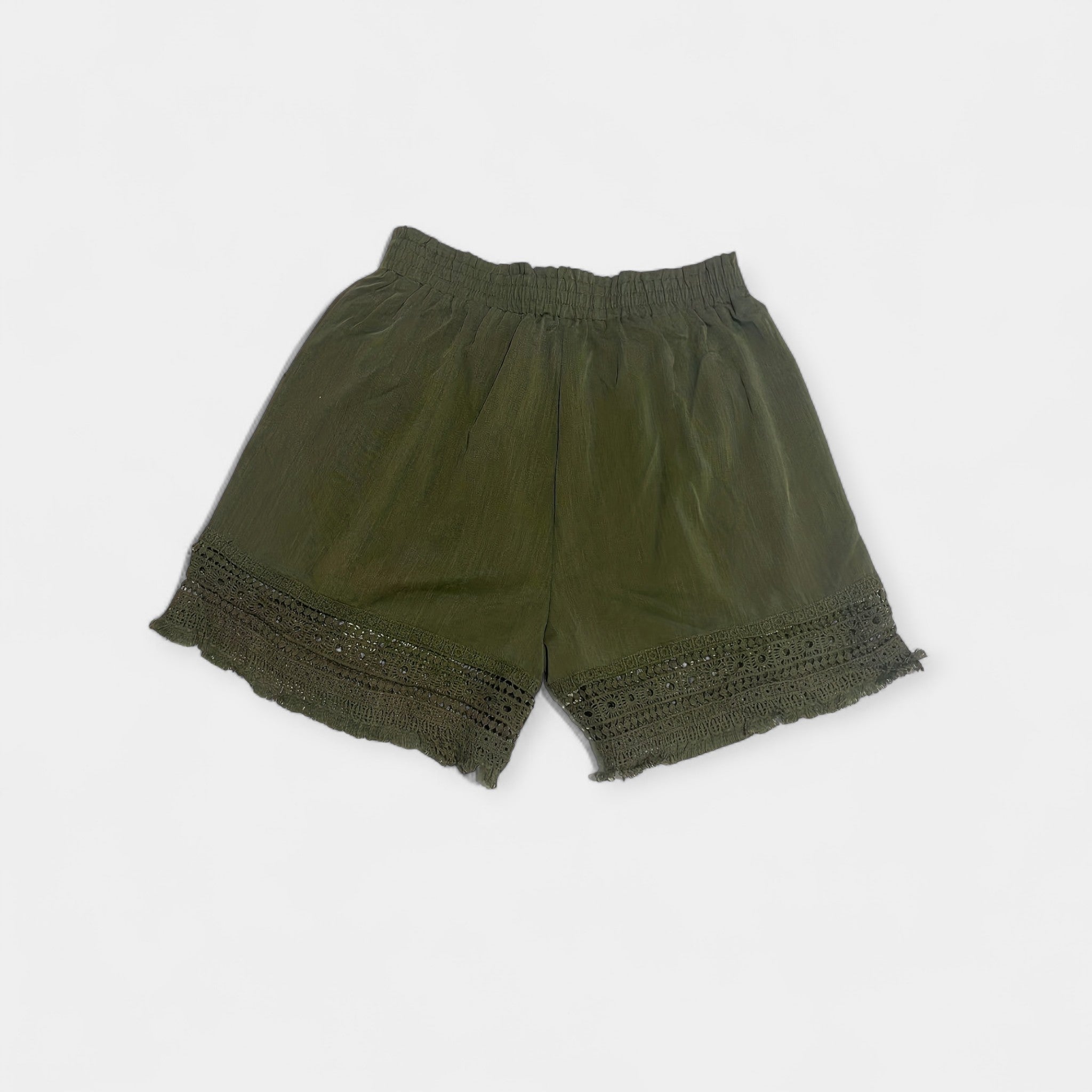 Shorts verdes con cintura elástica y bordado calado en el bajo