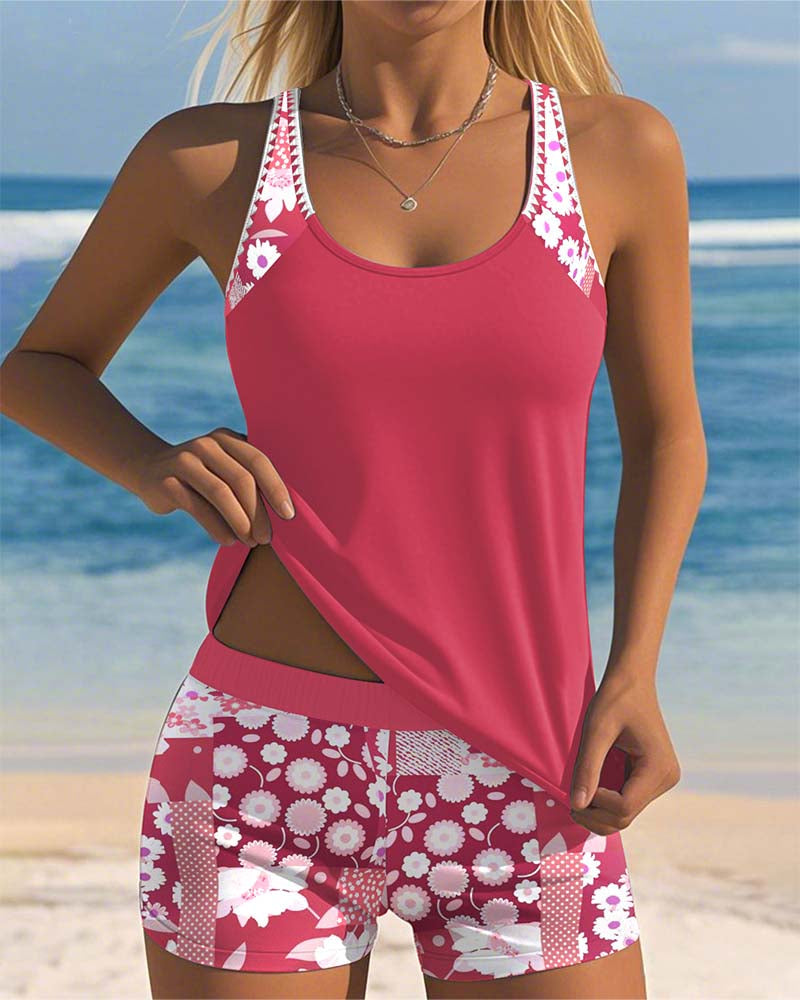 Bikini de dos piezas rojo fucsia con top liso y short estampado floral