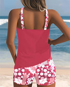 Bikini de dos piezas rojo fucsia visto por detrás con short estampado floral