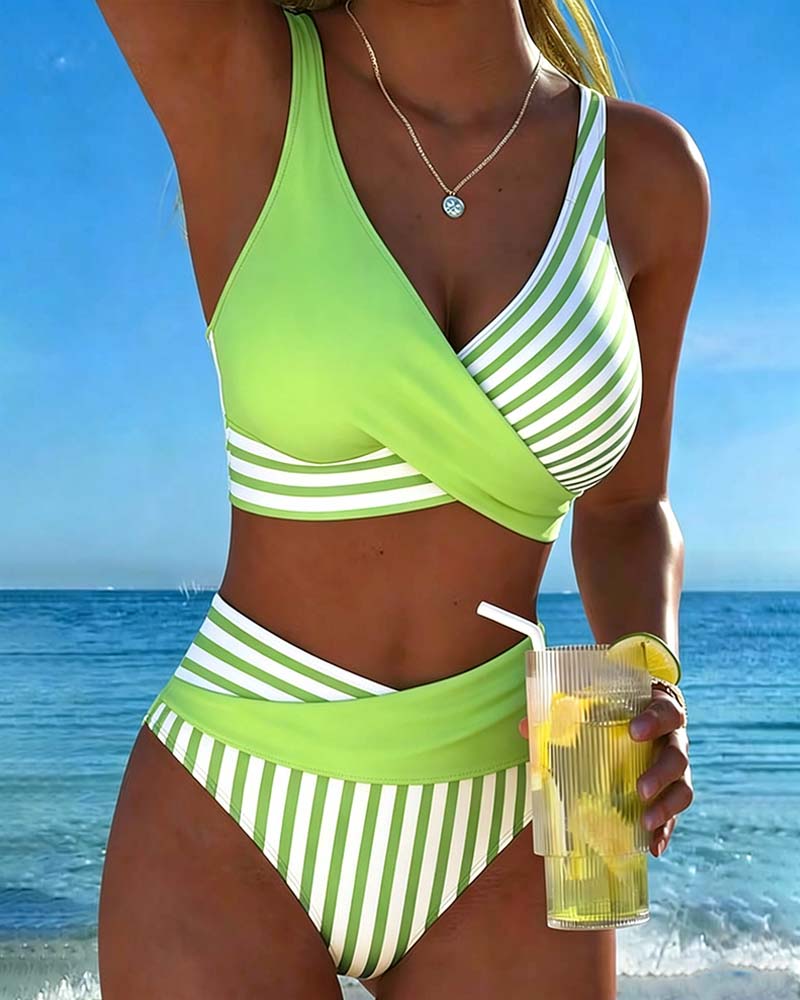 Bikini de rayas cruzado Giulia verde lima y blanco, top cruzado y braguita a rayas