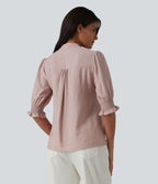 Blusa rosa palo con espalda fruncida y mangas globo; vista trasera