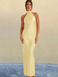 Vestido largo sin mangas amarillo con cuello alto tipo halter y abertura trasera