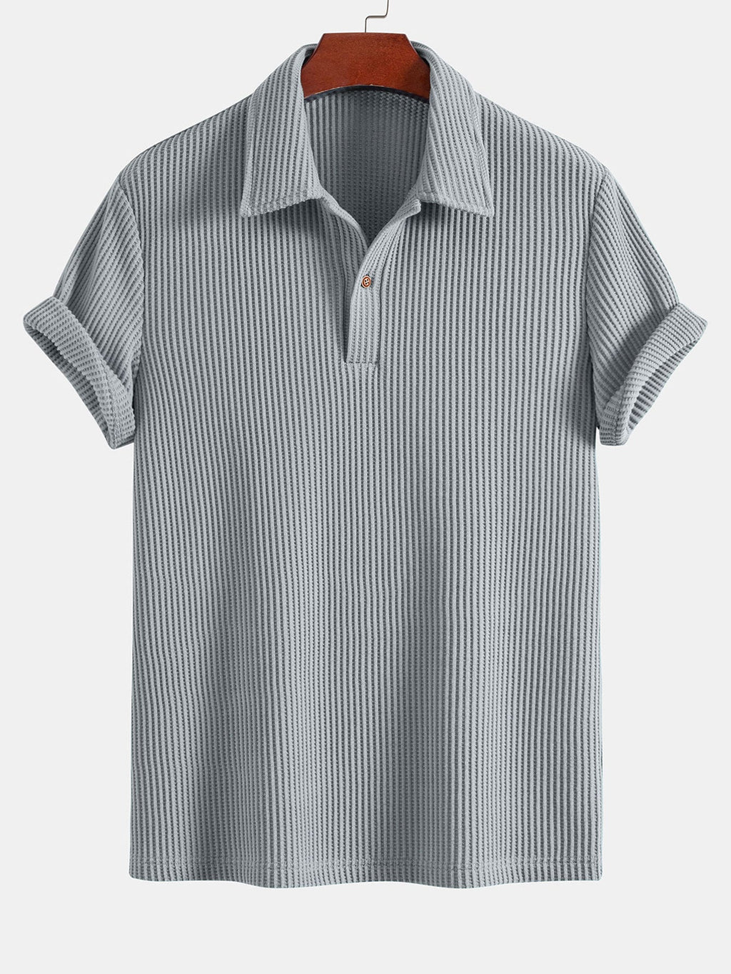 Polo azul grisáceo con cuello camisero y manga corta